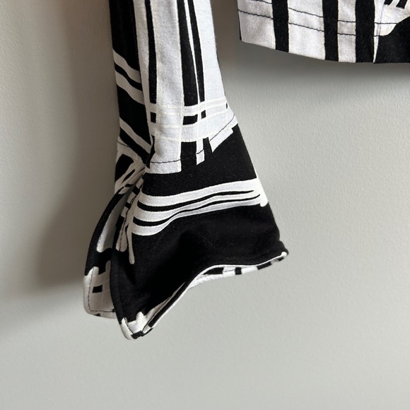 Joseph Ribkoff black and white zip front top with double collar and cuffs Size 8 - Picture 5 of 10